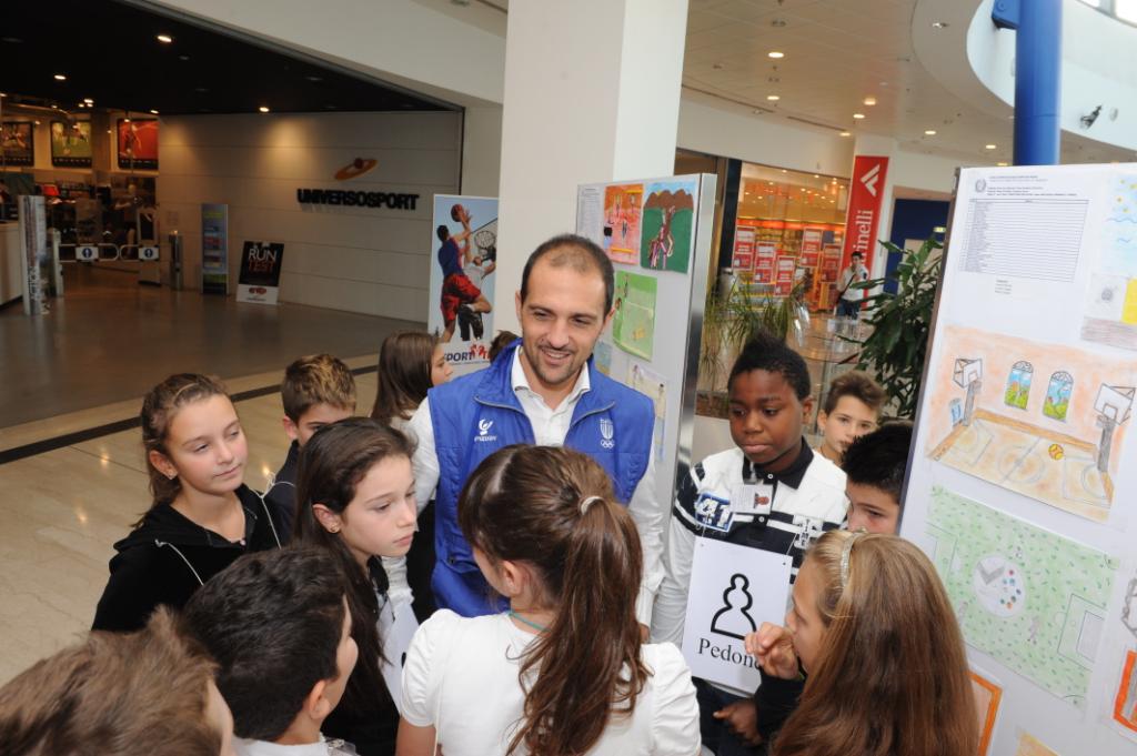 Daniele Gilardoni alla mostra dei disegni con alunni della scuola primaria