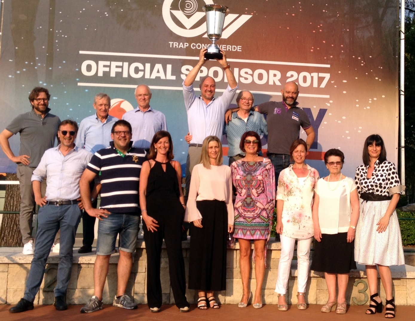 Ivan Carella e le famiglie dei fondatori in una foto di gruppo con il trofeo