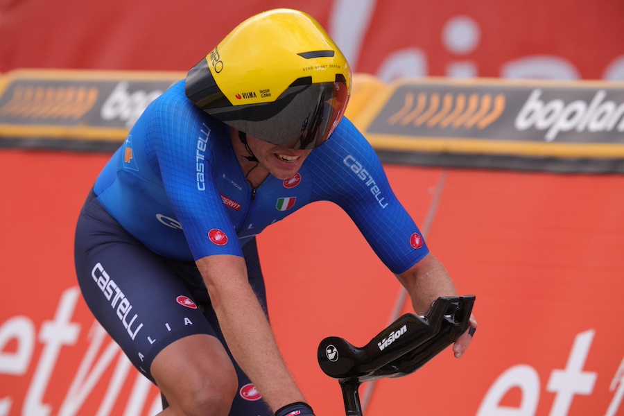 epa11598794 Edoardo Affini from Italy approaches the finish line during the Men Elite ITT of the UEC Road European Championships cycling race Limburg-Flanders, a 31.2 km individual time trial from Heusden-Zolder to Hasselt in Hasselt, Belgium, 11 September 2024.  EPA/OLIVIER MATTHYS