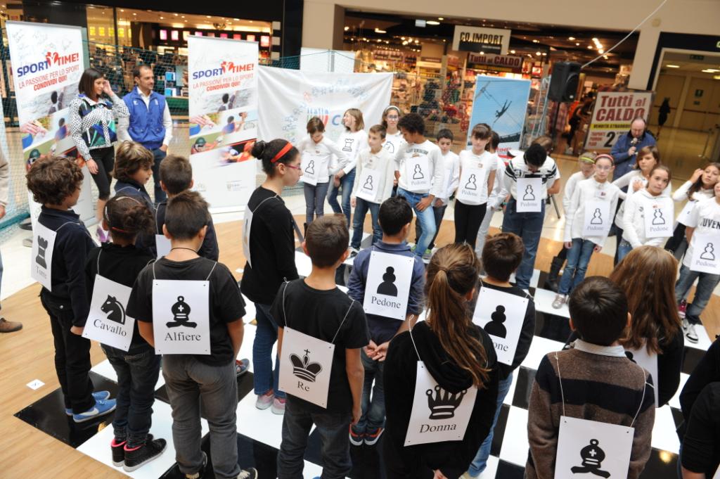 Scacchi viventi con alunni della scuola di Crema